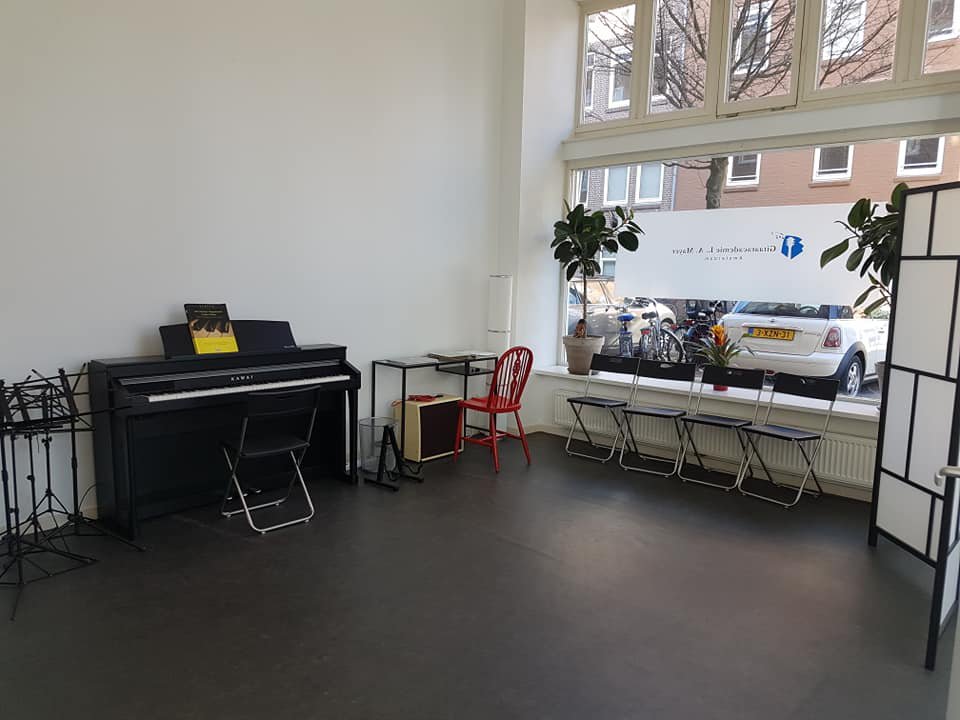 Bright sunny room with great acoustics and piano