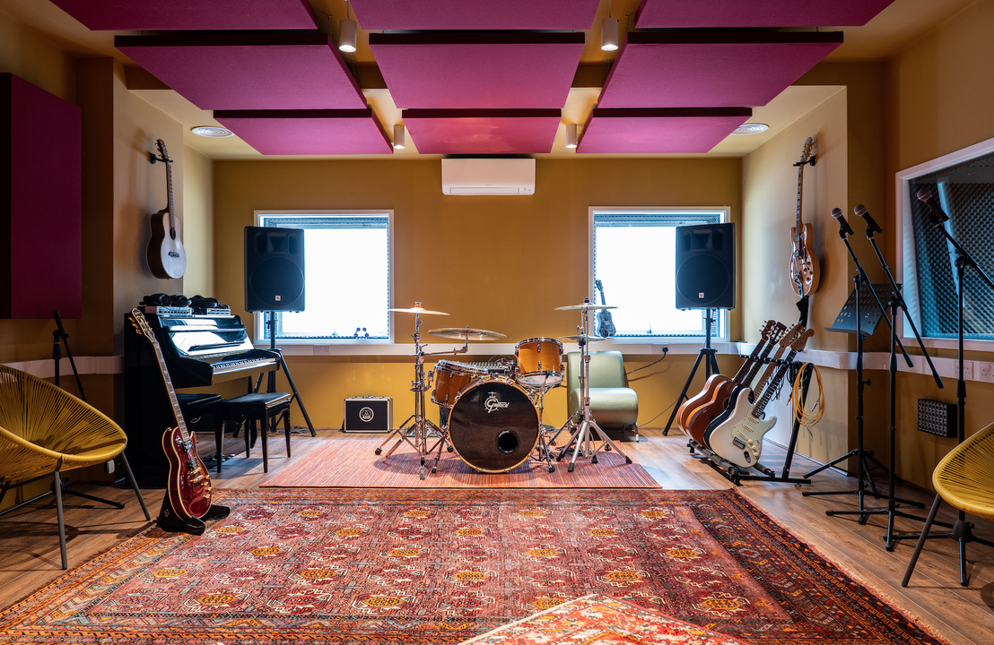 A BRAND NEW, ACOUSTICALLY TREATED REHEARSAL/LIVE ROOM , INSIDE A RECENTLY COMPLETED RECORDING STUDIO COMPLEX IN CENTRAL LONDON (ELEPHANT & CASTLE)