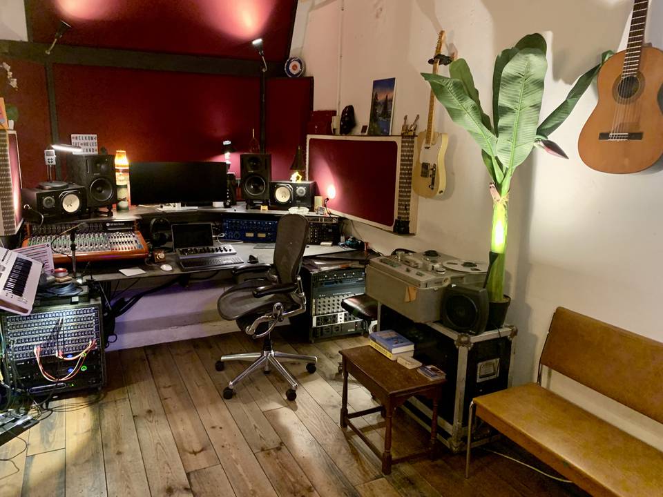 This beautiful recording, production and rehearsal studio in the centre of Amsterdam is as authentic as it can get.
