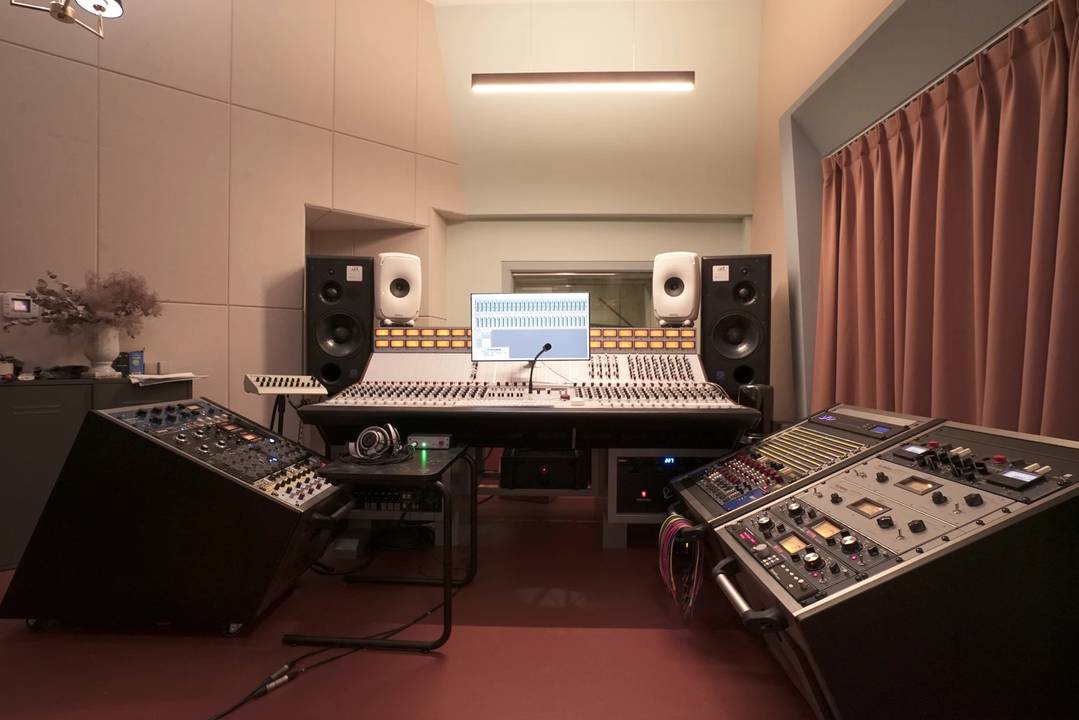 Studio DIOIO is Seoul's leading multi-purpose music and recording studio, renowned for its exceptional acoustics and premium facilities.